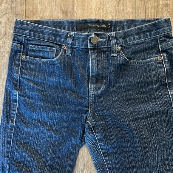 CALVIN KLEIN JEAN SHORTS SIZE(4) - Picture 4 of 9